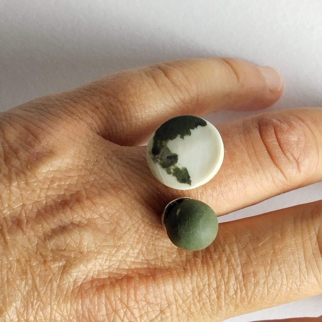 Anello doppia pietra in porcellana nerikomi colori della terra, indossato – Maviart