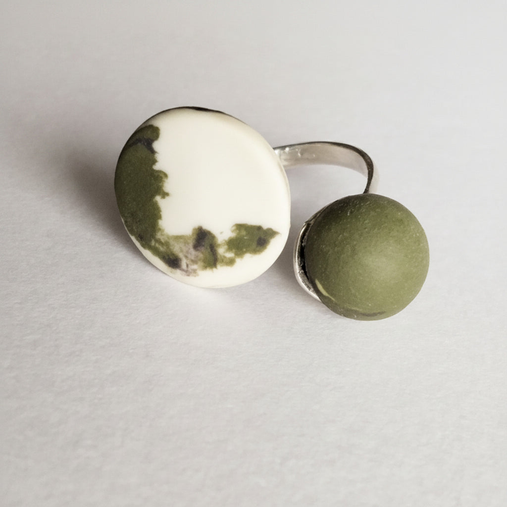 Anello doppia pietra in porcellana nerikomi colori della terra, dettaglio nerikomi – Maviart