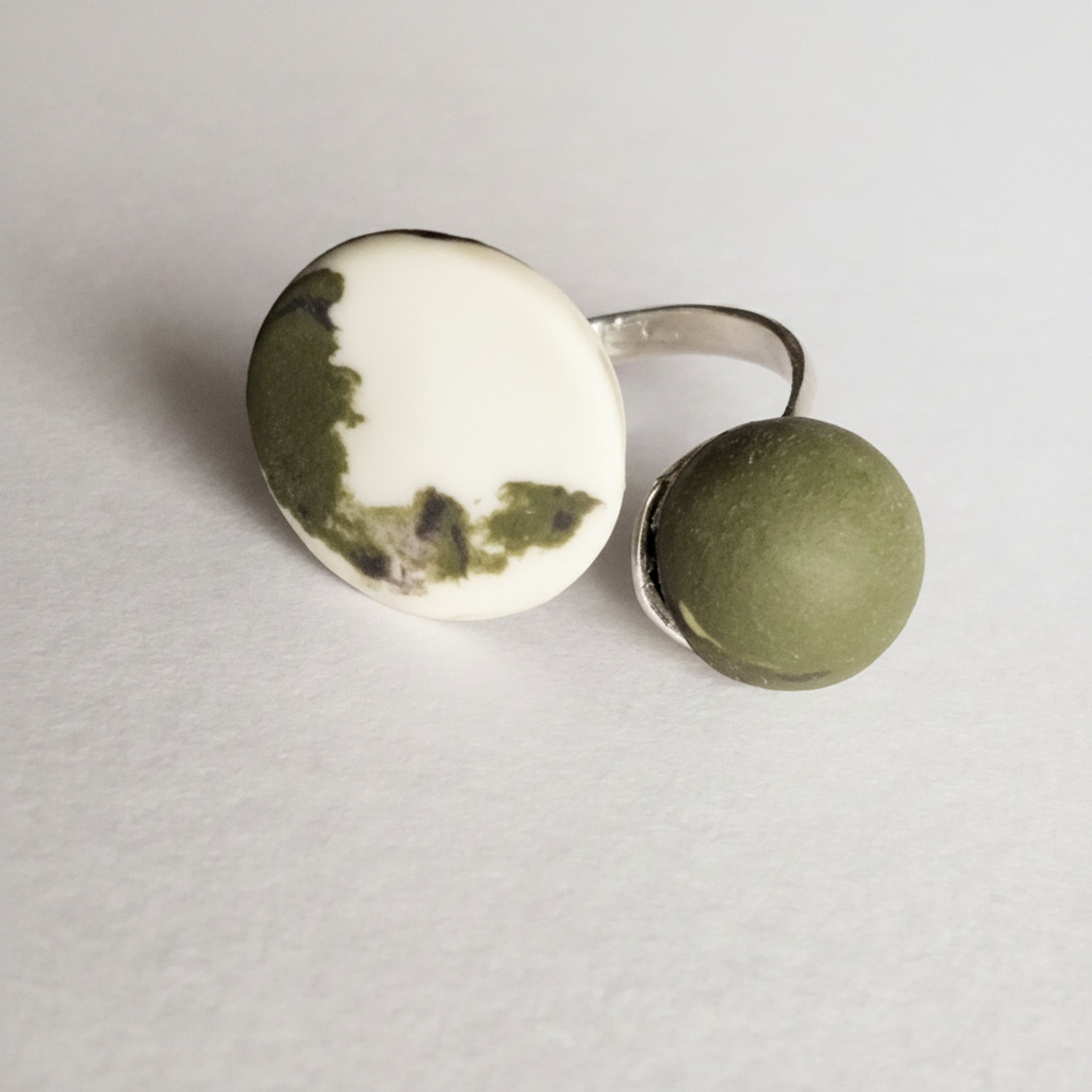 Anello doppia pietra in porcellana nerikomi colori della terra, dettaglio nerikomi – Maviart