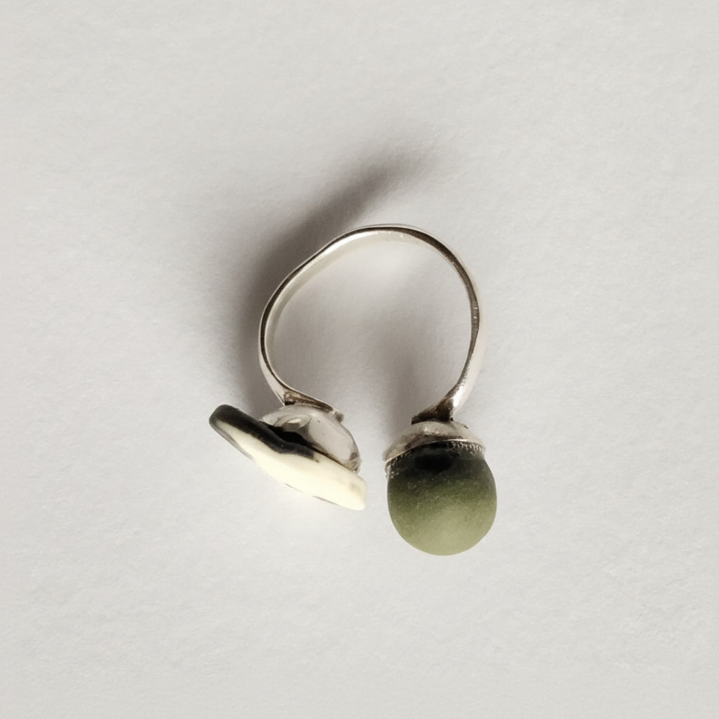Anello doppia pietra in porcellana nerikomi colori della terra, posa dall'alto su sfondo bianco – Maviart