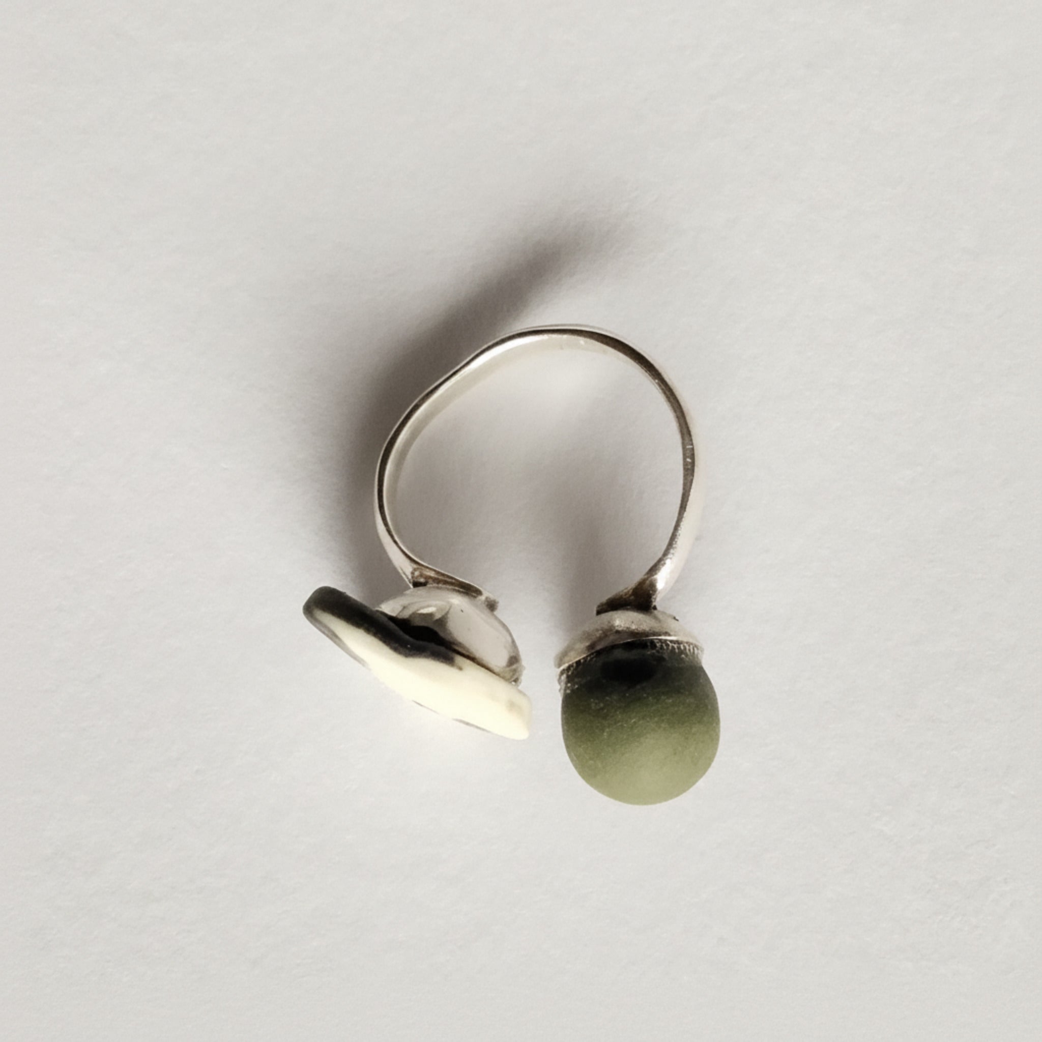 Anello doppia pietra in porcellana nerikomi colori della terra, posa dall'alto su sfondo bianco – Maviart