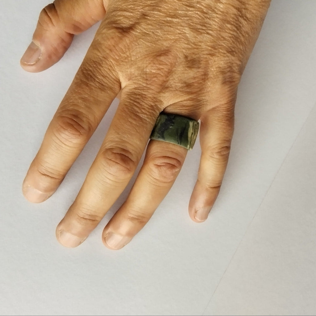 Anello a fascia in porcellana nerikomi colori della terra, indossato – Maviart