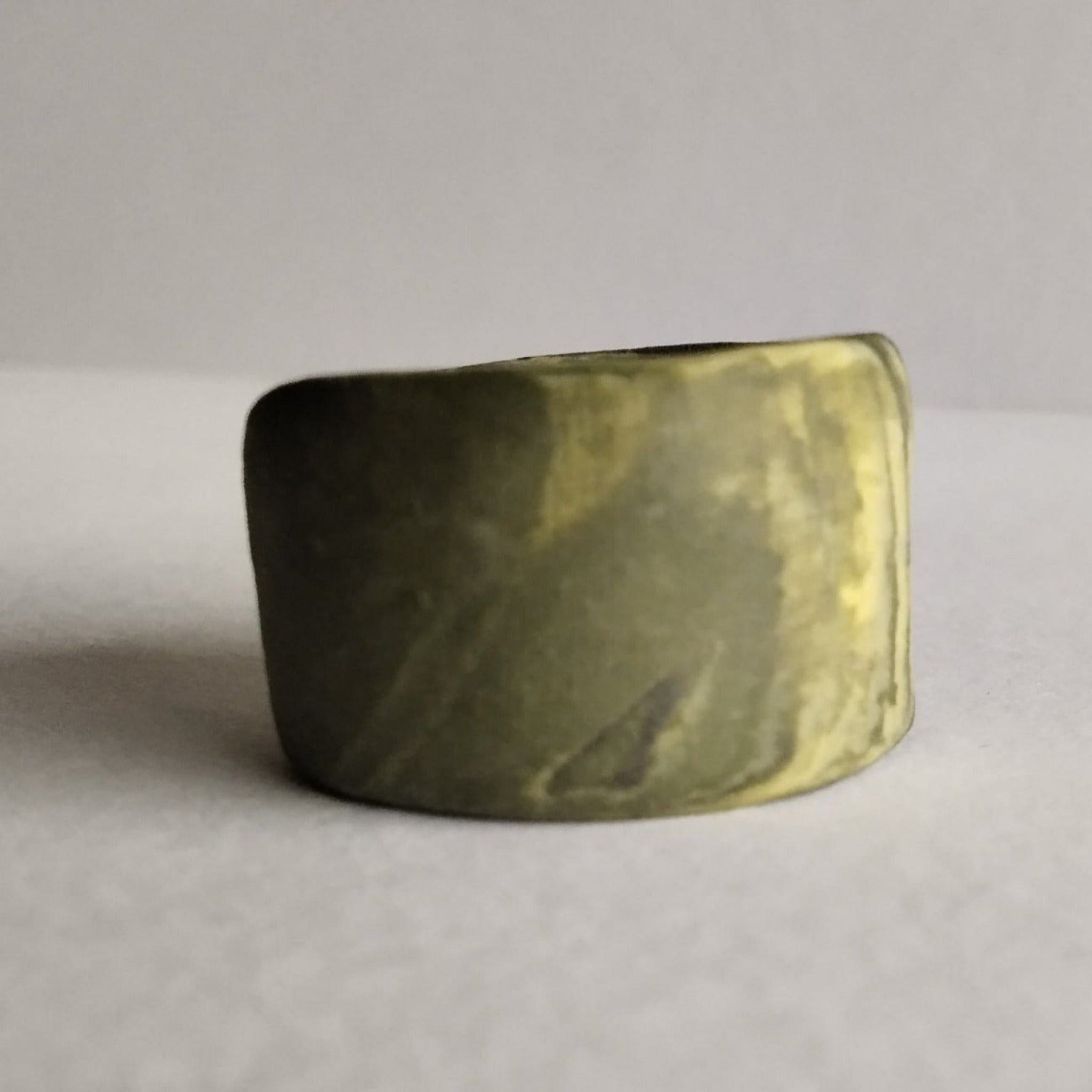 Anello a fascia in porcellana nerikomi colori della terra, dettaglio nerikomi  – Maviart