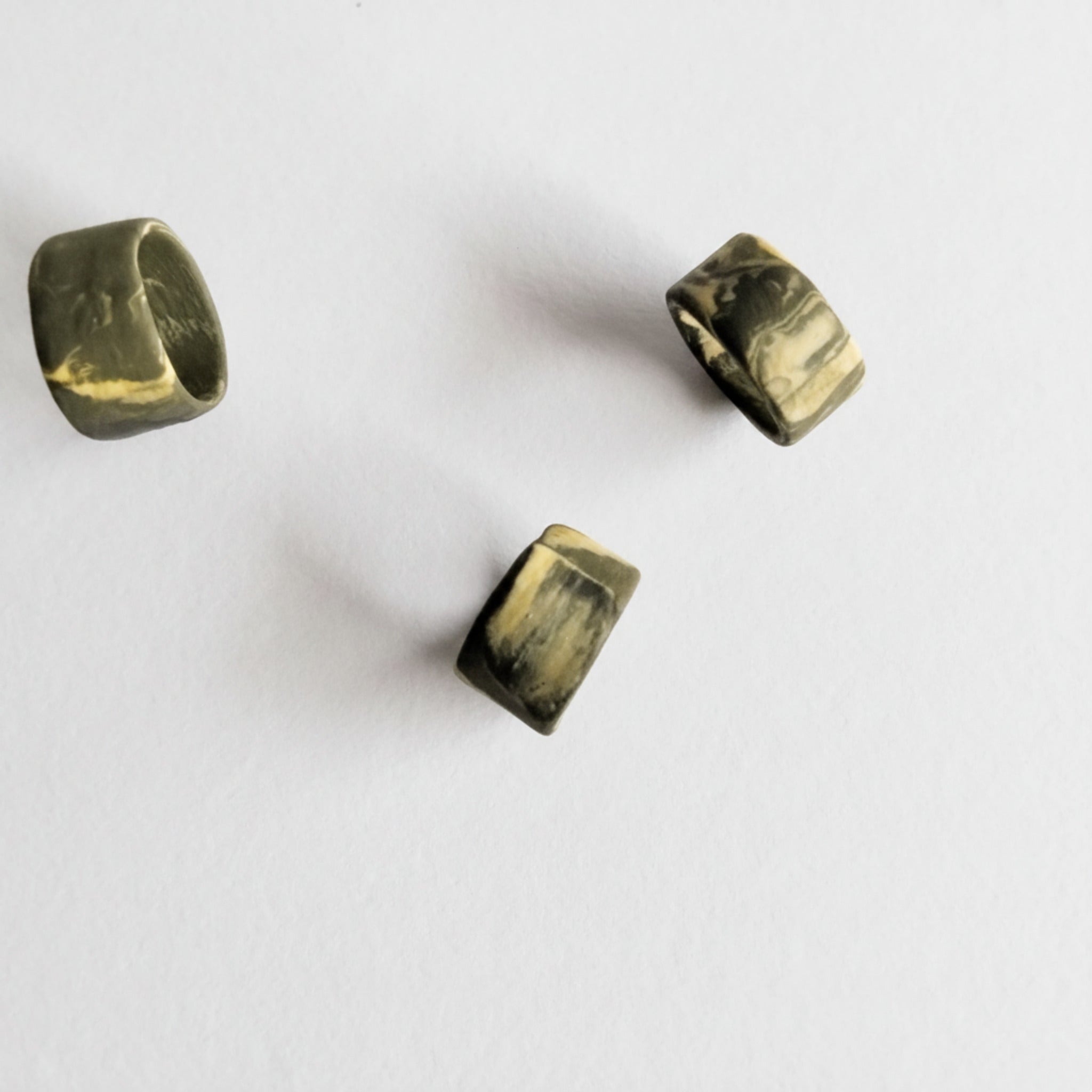 Anello a fascia in porcellana nerikomi colori della terra, varianti 1, 2, 3 – Maviart