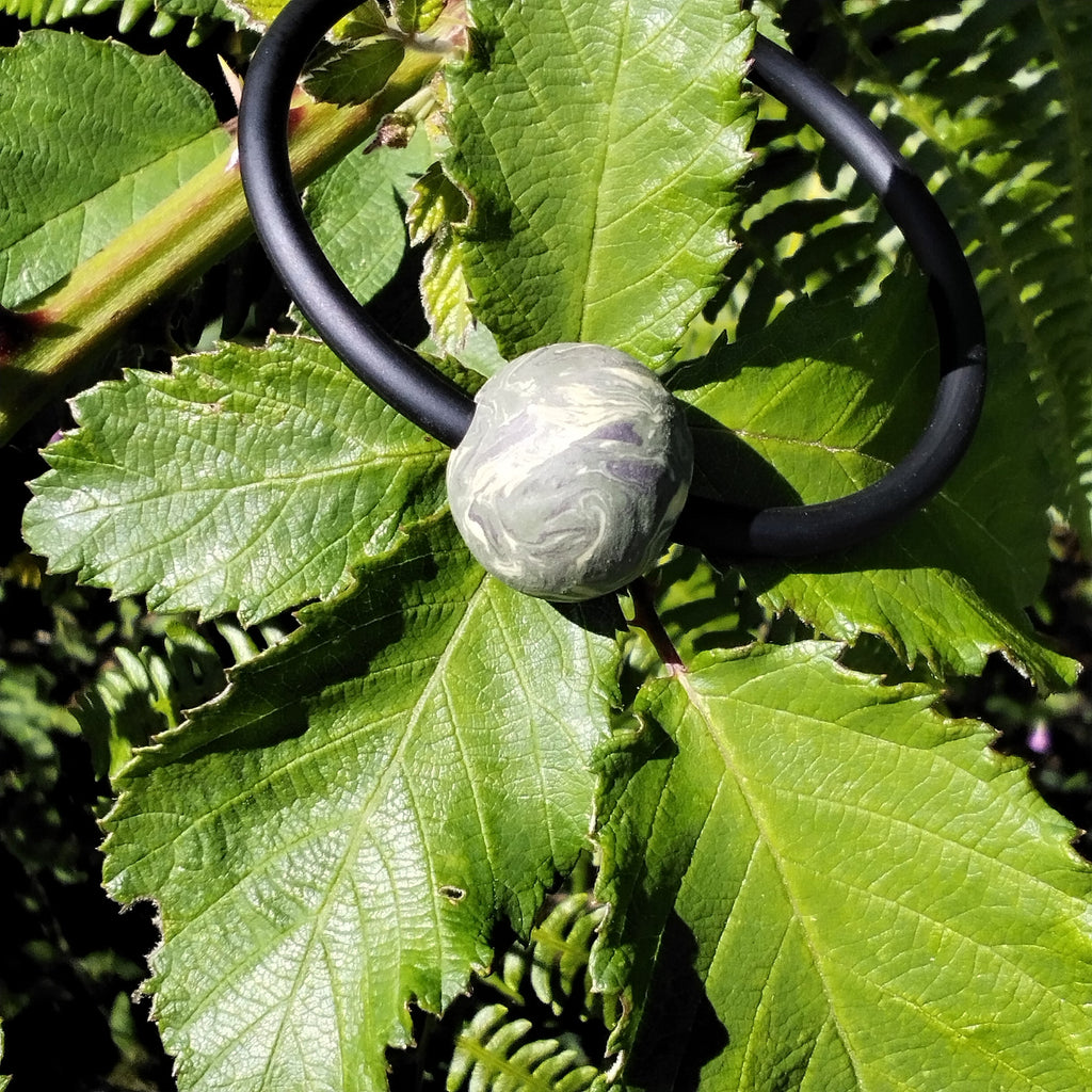 Bracciale in porcellana nerikomi fatto a mano - sfondo natura fogliame - Maviart 