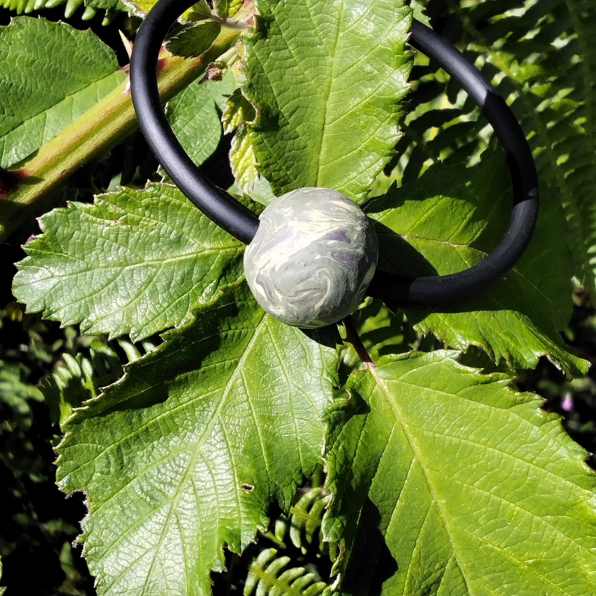 Bracciale in porcellana nerikomi fatto a mano - sfondo natura fogliame - Maviart 