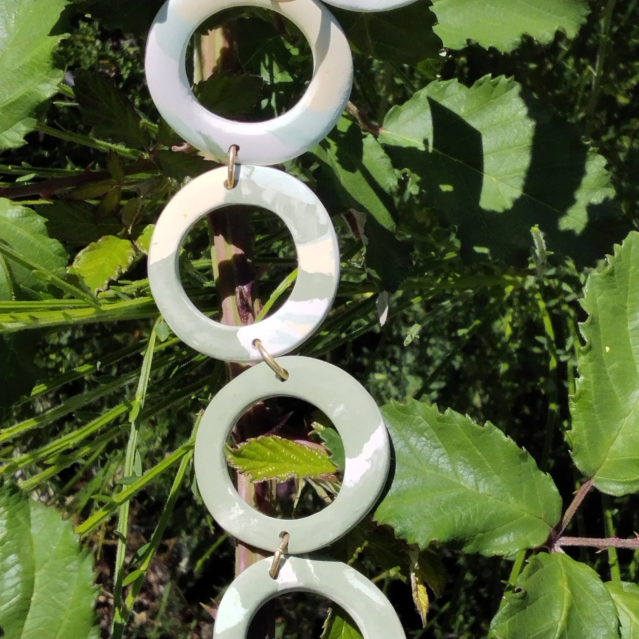 Bracciale cerchi in porcellana nerikomi colori della terra – vista lifestyle su superficie naturale - Maviart
