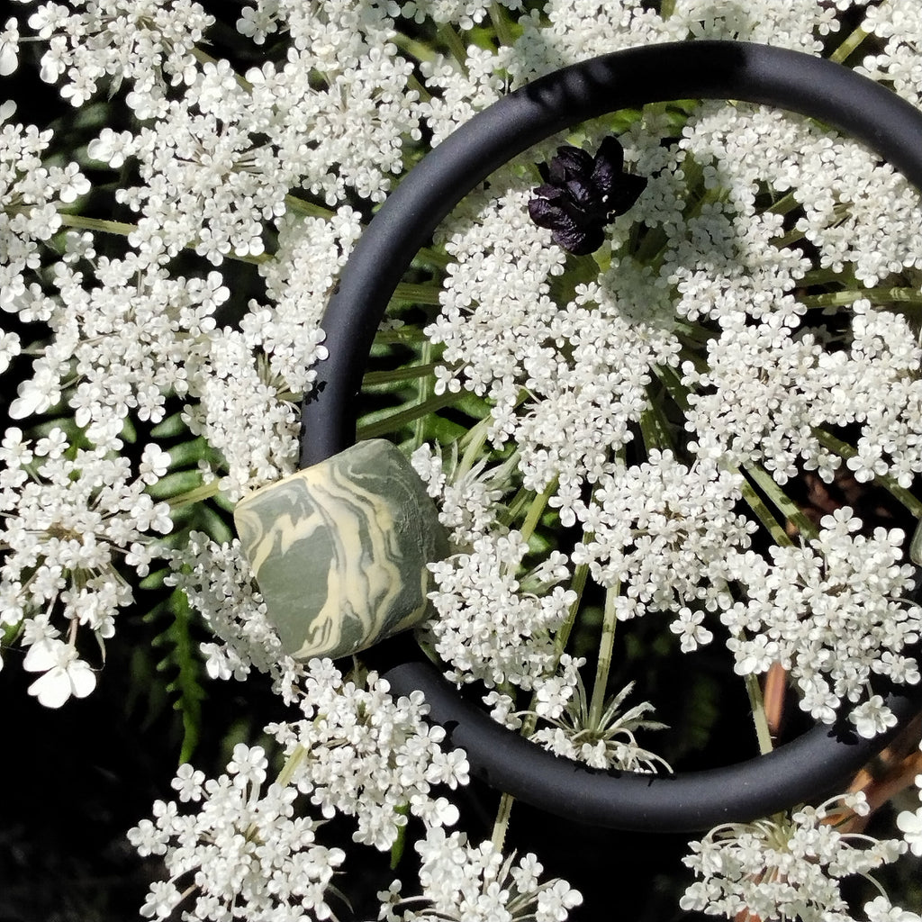 Bracciale in porcellana nerikomi con laccetto in caucciù nero fatto a mano - sfondo naturale fiore di campo - Maviart