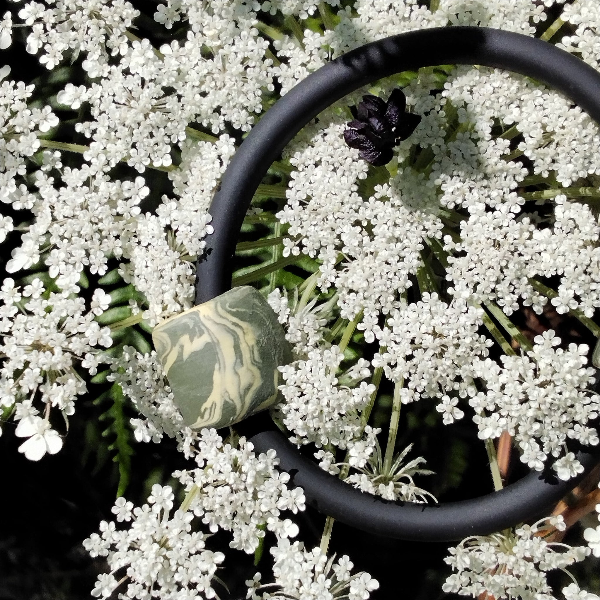 Bracciale in porcellana nerikomi con laccetto in caucciù nero fatto a mano - sfondo naturale fiore di campo - Maviart