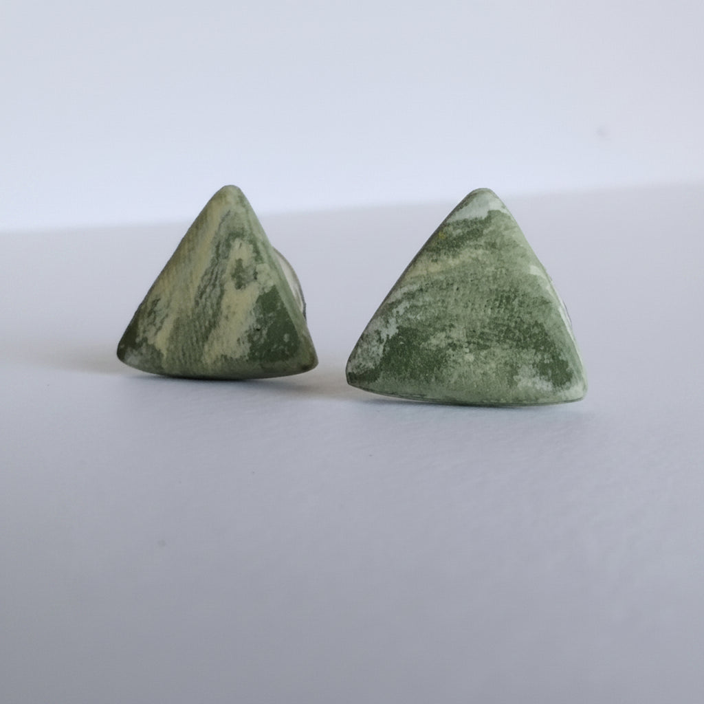 Orecchini triangolari a lobo porcellana nerikomi - colori della terra vista frontale 