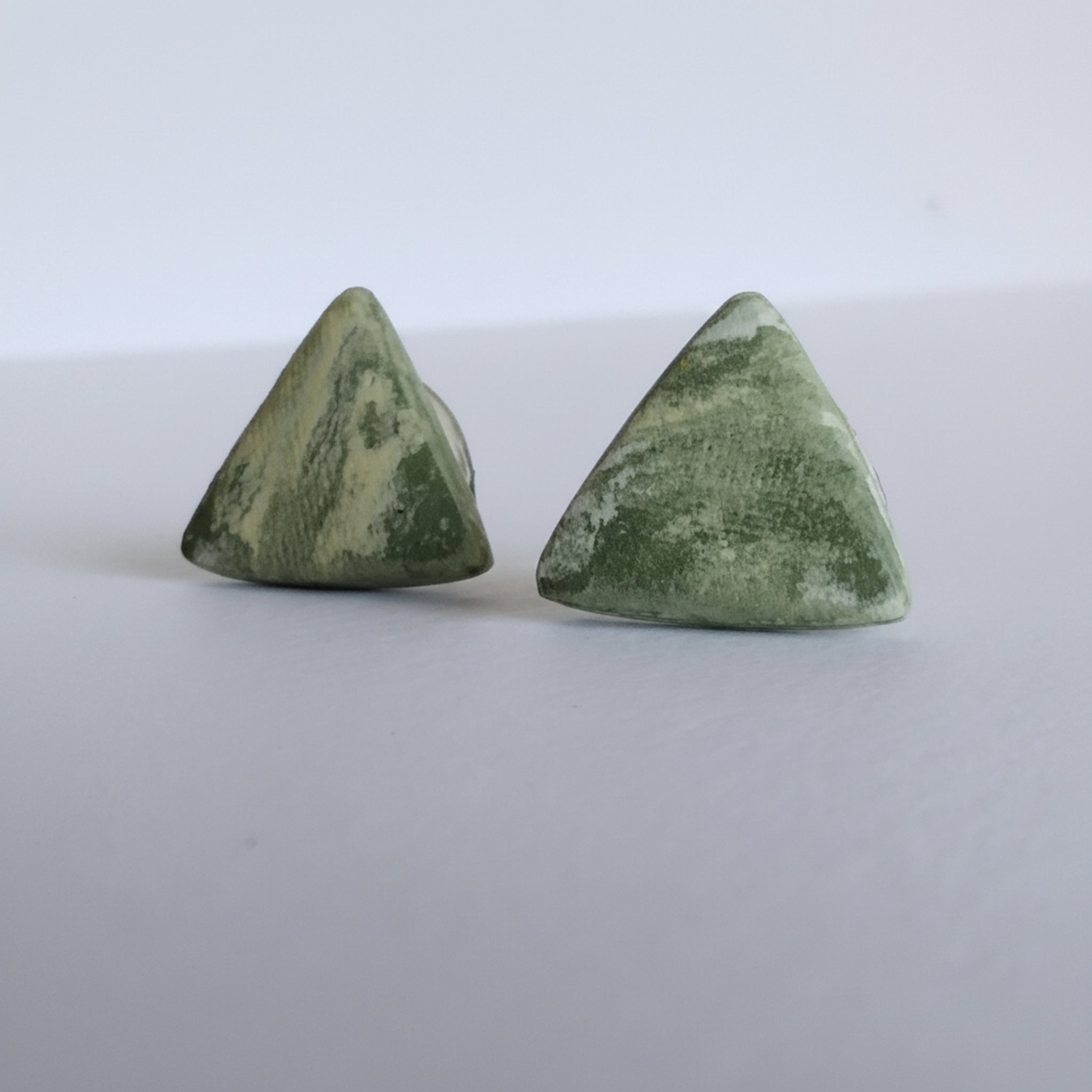 Orecchini triangolari a lobo porcellana nerikomi - colori della terra vista frontale 