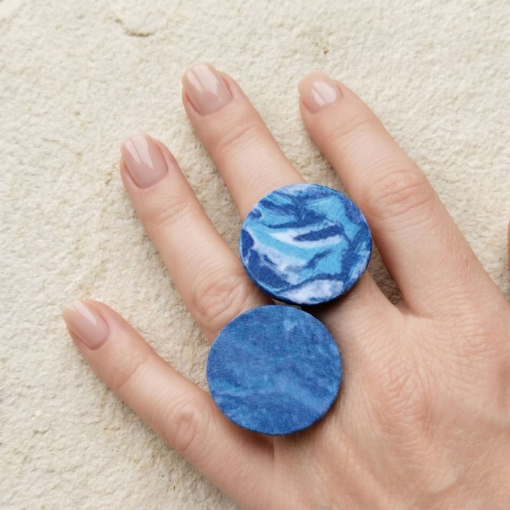 Anello rotondo in porcellana nerikomi – due varianti colori del mare - indossati  – Maviart