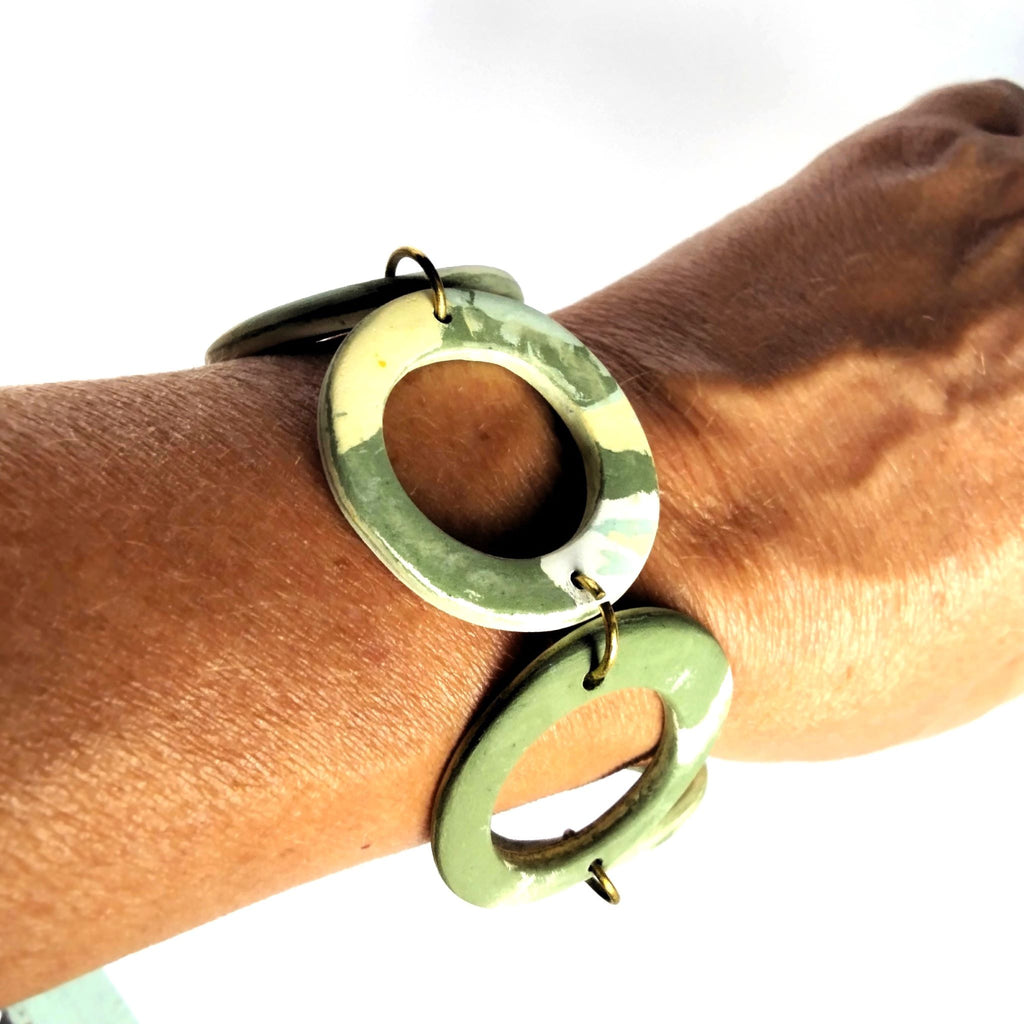 Bracciale cerchi in porcellana nerikomi indossato al polso – gioiello artigianale fatto a mano in Italia  Maviart