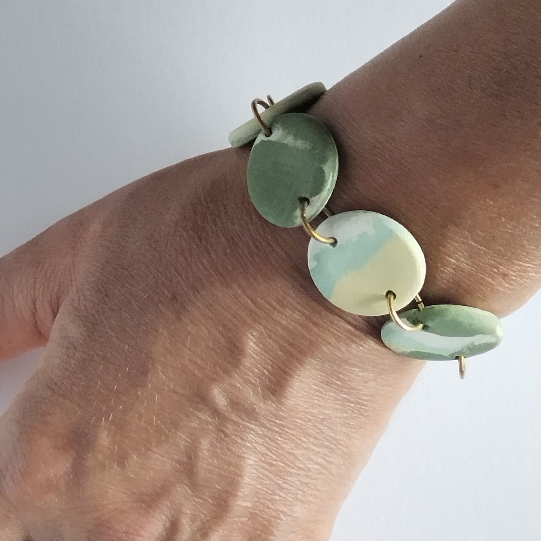 Bracciale a maglie rotonde in porcellana nerikomi colori della terra - vista indossato  – Maviart