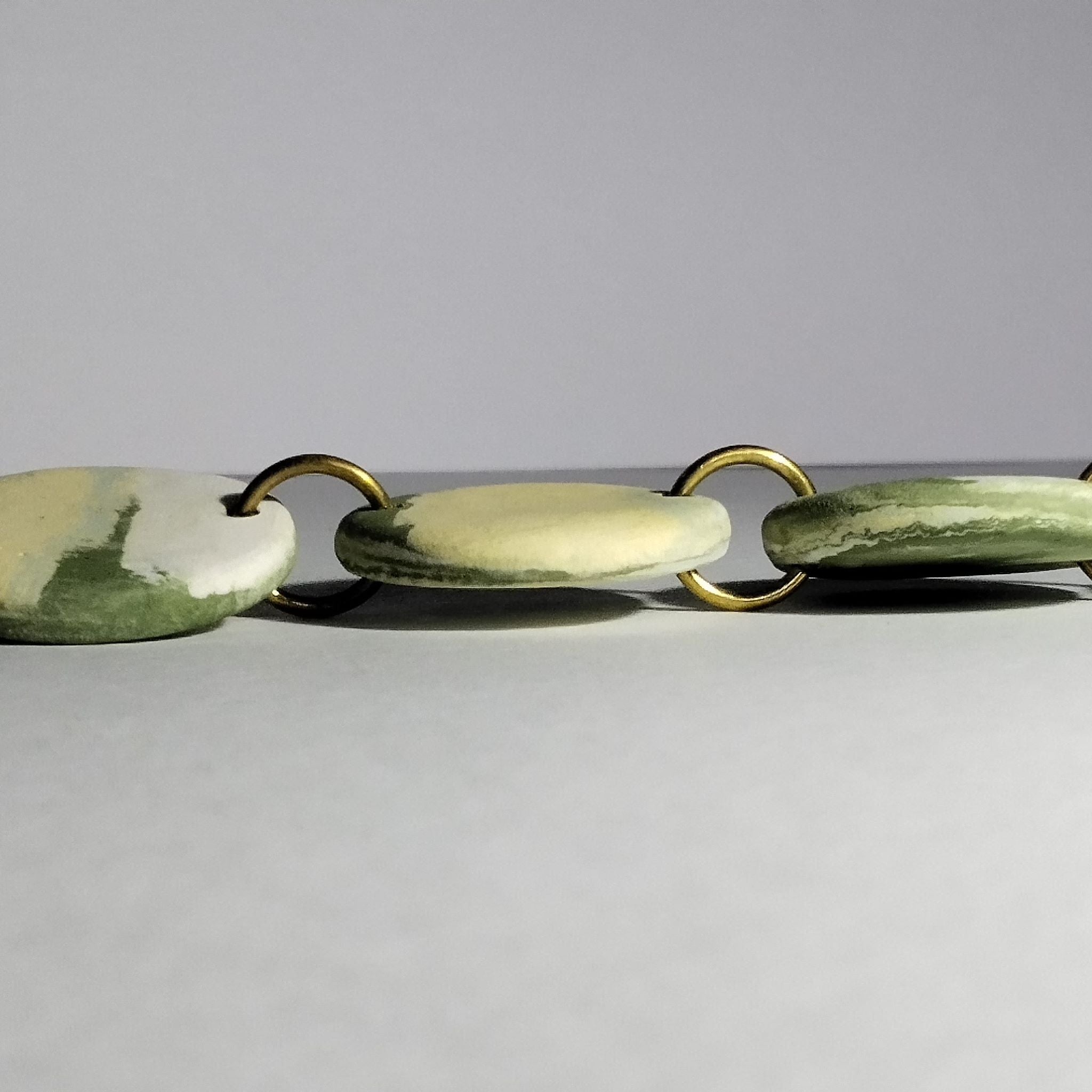 Bracciale a maglie rotonde in porcellana nerikomi colori della terra - vista laterale  – Maviart