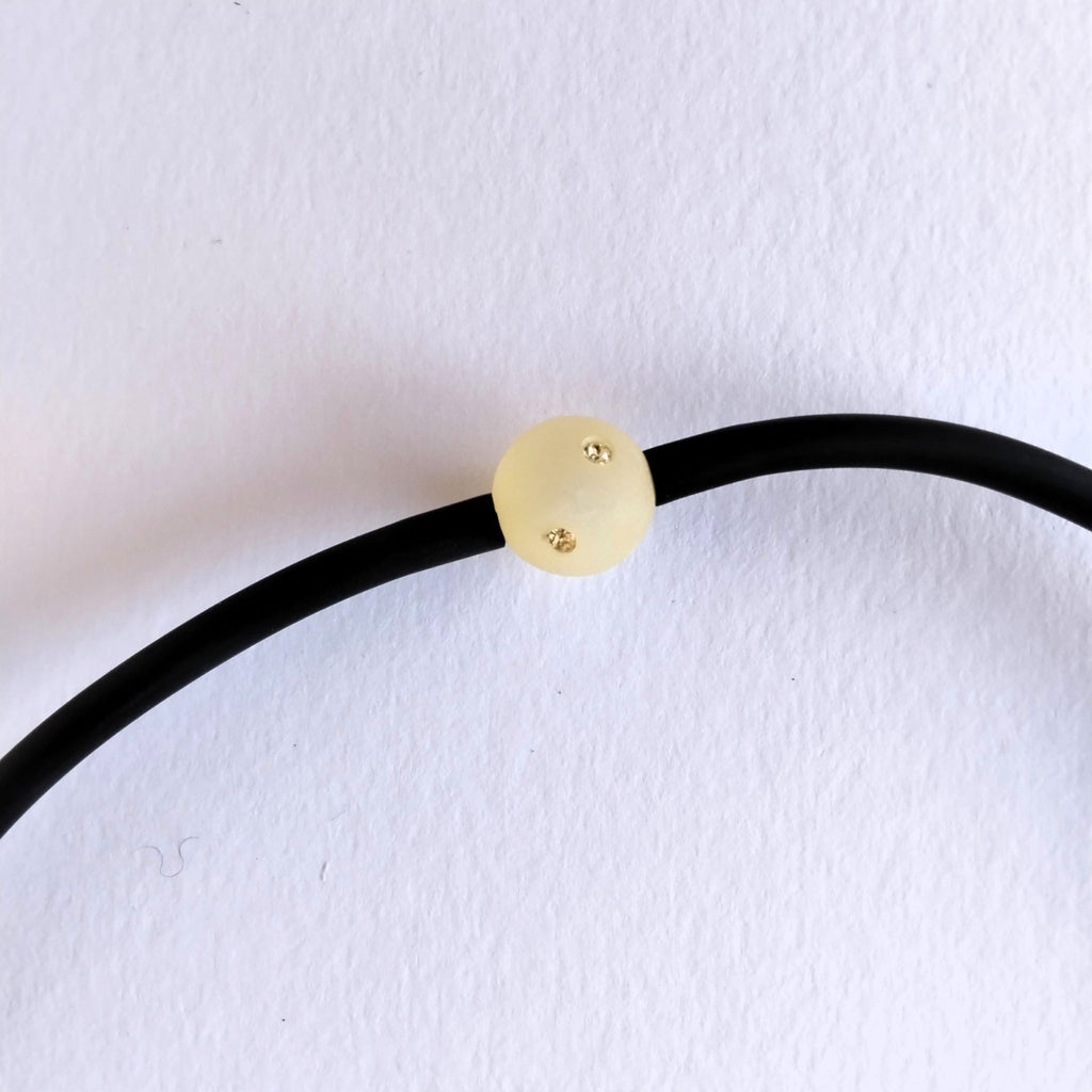 Collana foglia in porcellana nerikomi colori della terra — dettaglio chiusura su sfondo bianco  Maviart