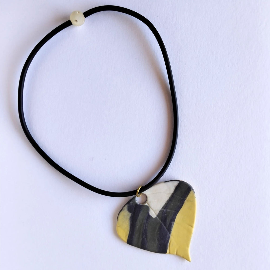 Collana foglia in porcellana nerikomi colori della terra — posa dall'alto su sfondo bianco   Maviart