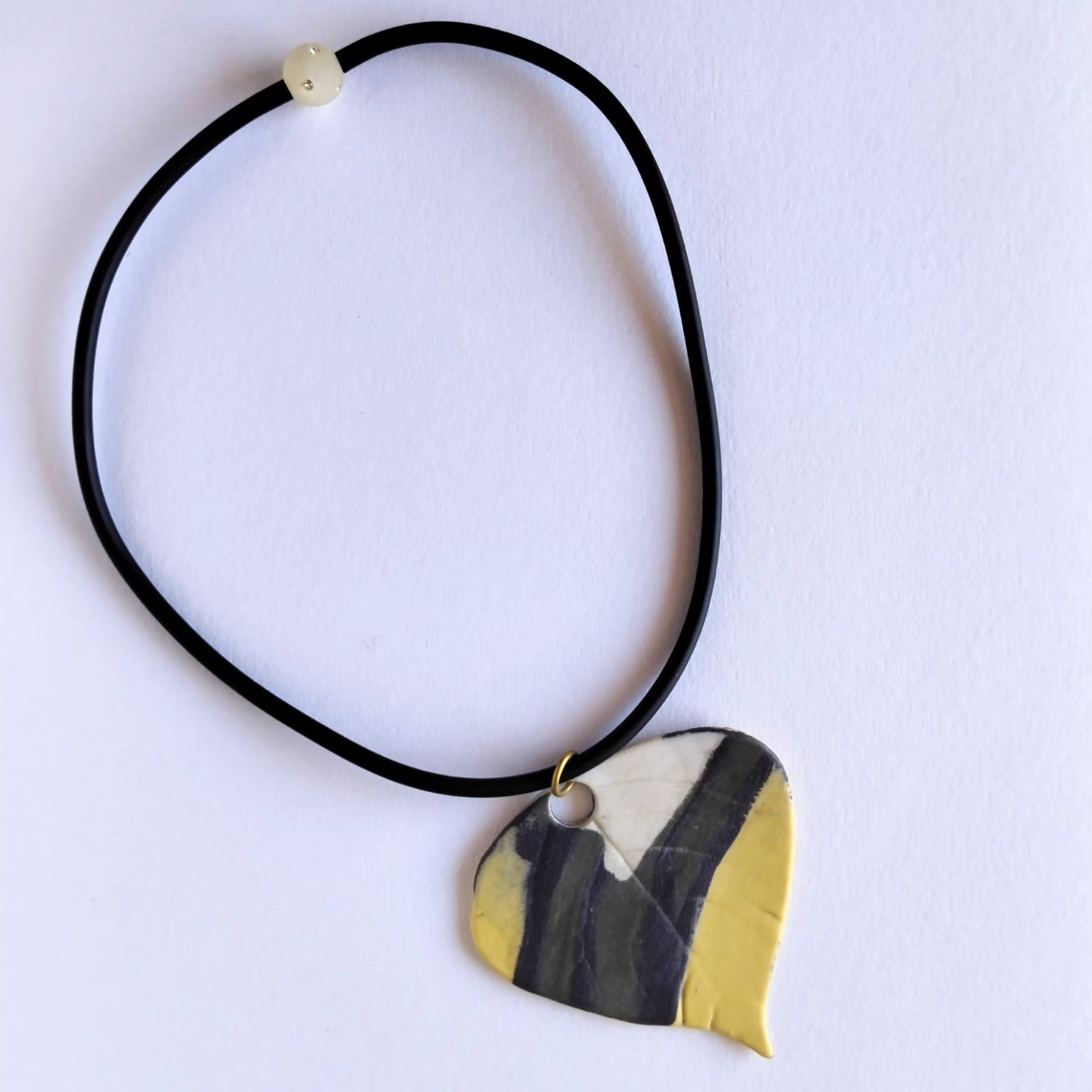 Collana foglia in porcellana nerikomi colori della terra — posa dall'alto su sfondo bianco   Maviart