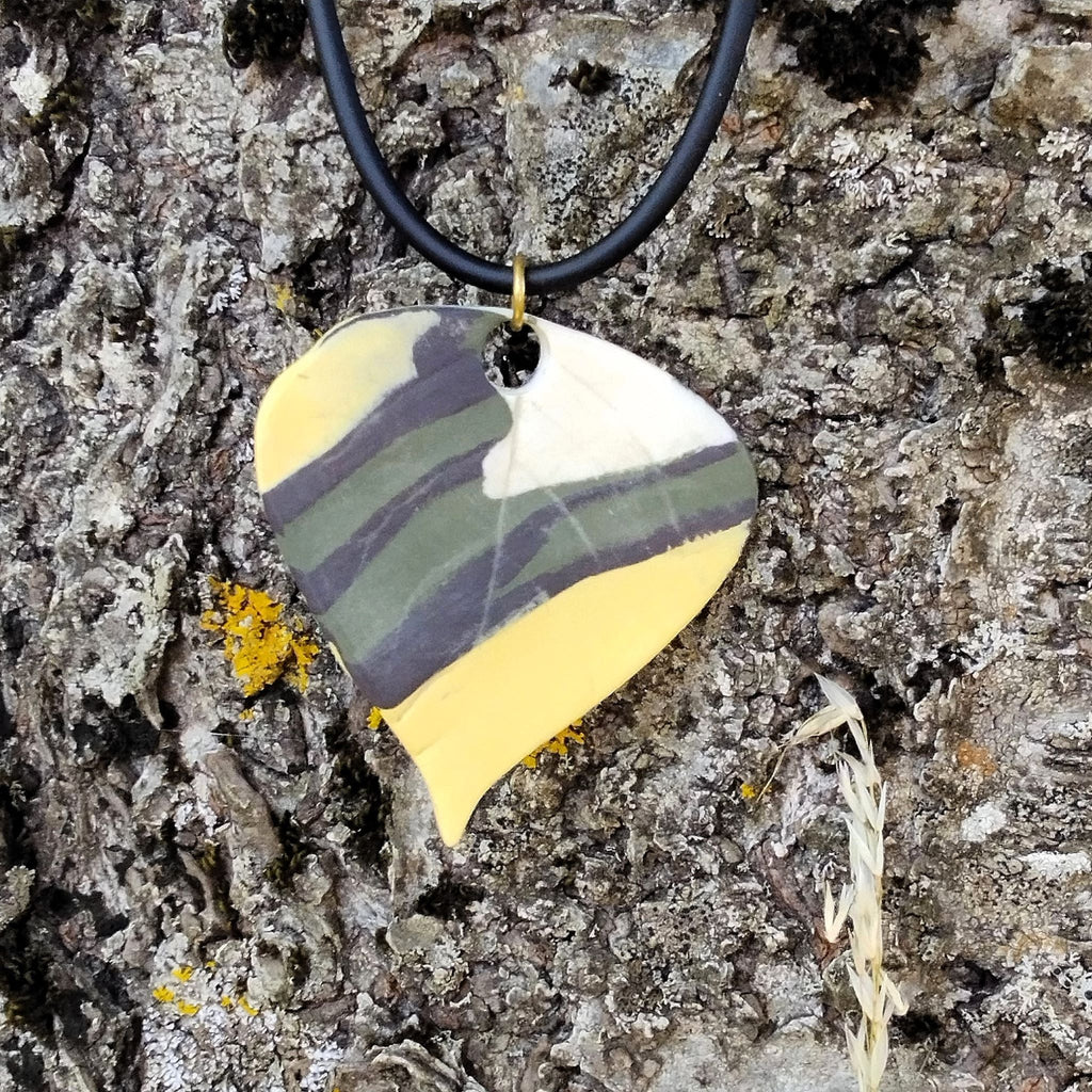 Collana foglia in porcellana nerikomi colori della terra — vista editoriale  Maviart
