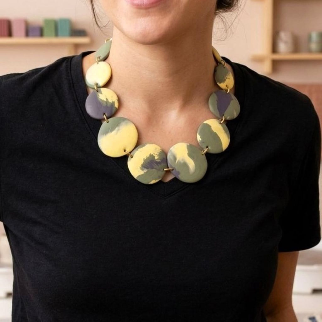 Collana nerikomi porcellana artigianale indossata – elementi convessi giallo ocra, verde e grigio, chiusura ottone – Maviart