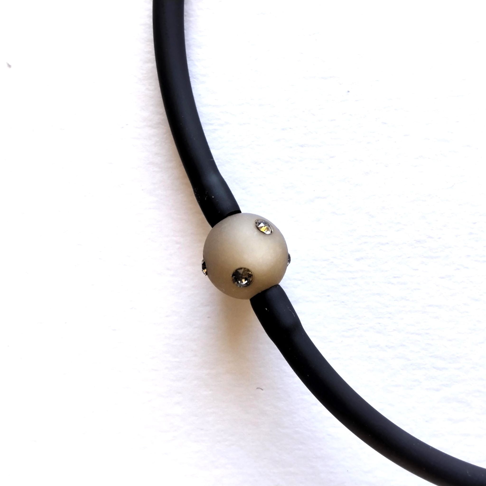 Dettaglio chiusura a spinetta con strass e inserto in ottone – Collana Pendente Foglia Porcellana Nerikomi Maviart