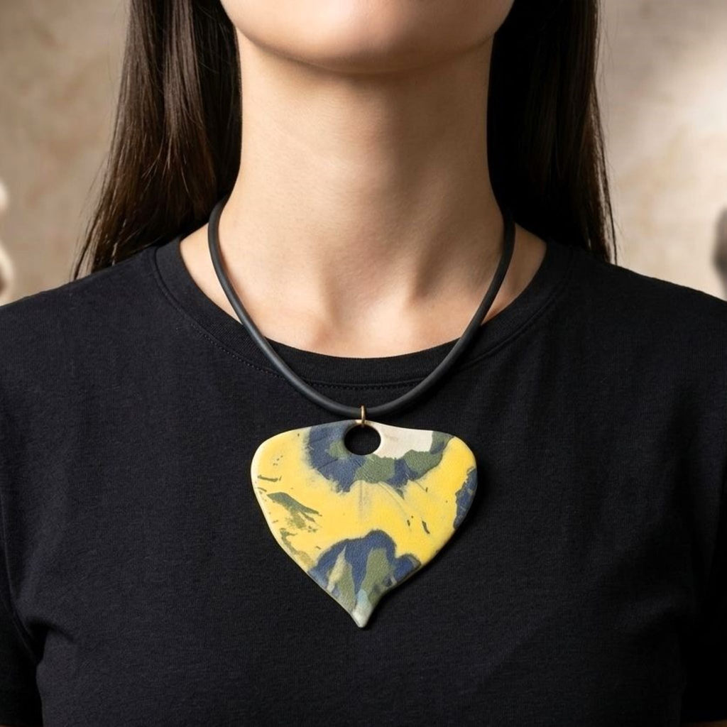 Collana con pendente a foglia in porcellana nerikomi indossata – colori della terra – Maviart