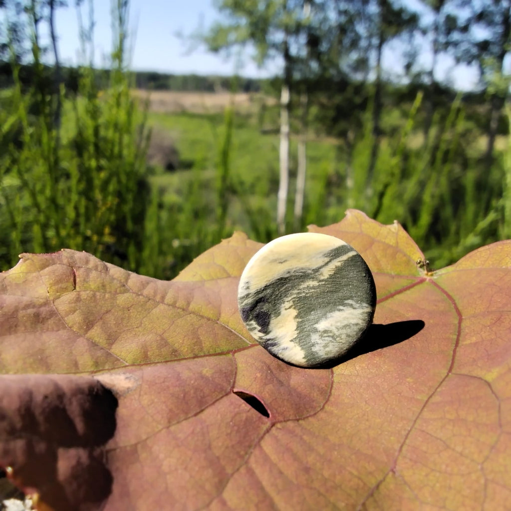 Anello rotondo in porcellana nerikomi colori della terra, posa su foglia naturale Maviart