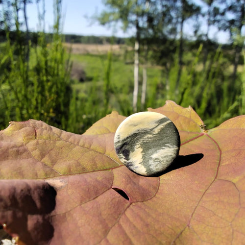 Anello rotondo in porcellana nerikomi colori della terra, posa su foglia naturale Maviart