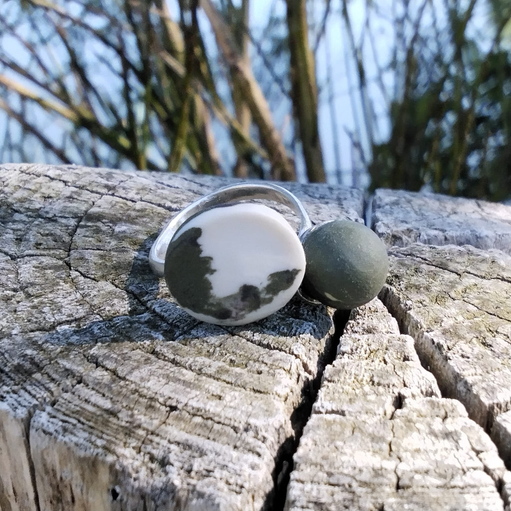 Anello doppia pietra in porcellana nerikomi colori della terra, posa su tronco  – Maviart