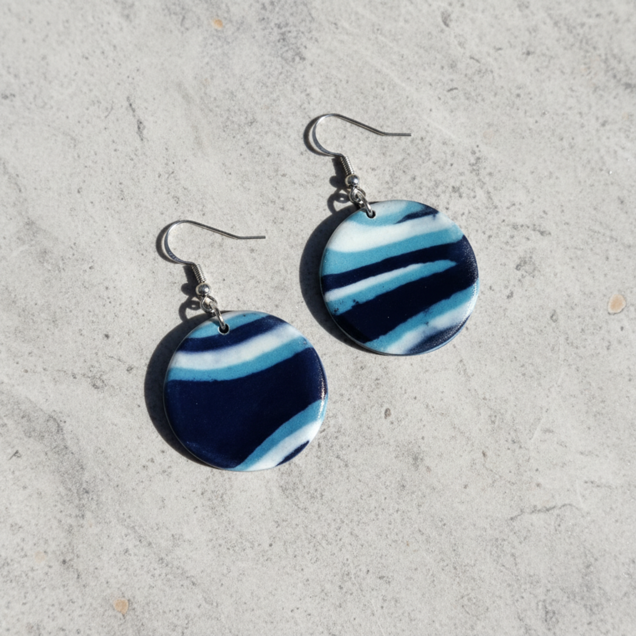 Orecchini pendenti in porcellana nerikomi colori del mare – posa dall'alto – Maviart